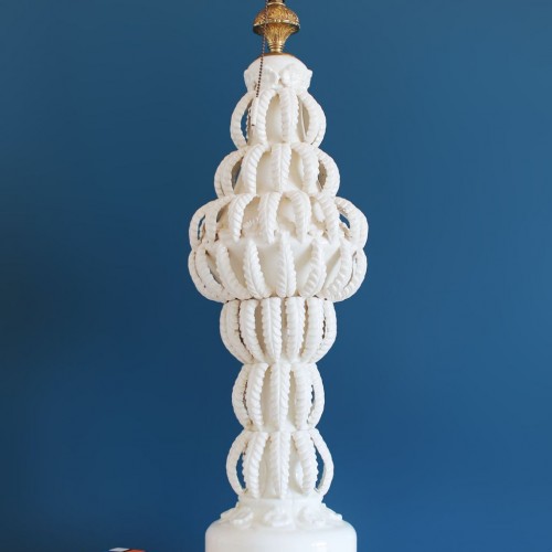 Excelente lámpara de cerámica de Manises, C. Bondía, blanca con hojas y flores, vintage años 50-60.