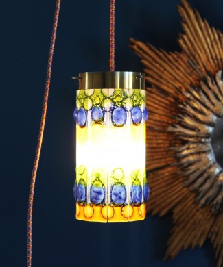 Lámpara de suspensión o farolillo, con tulipa de cristales de colores y latón. Vintage 50s-60s.