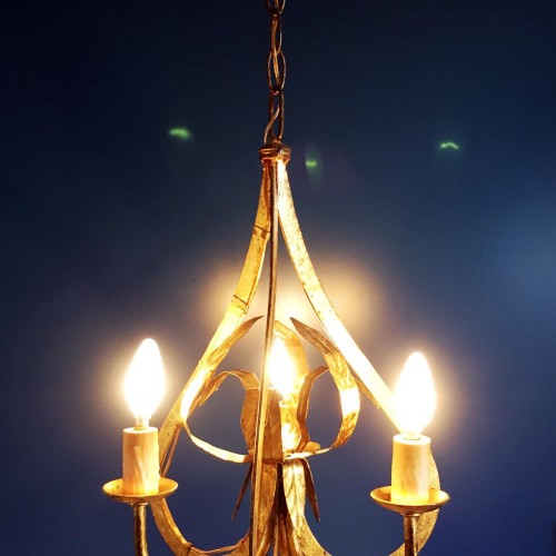 Lámpara chandelier de techo en forja dorada. Forma de corazón y hojas. Vintage 50s-60s.
