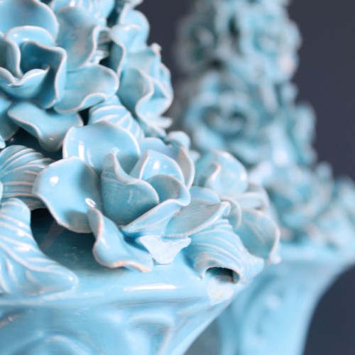 Pareja de lámparas de cerámica de Manises, copas con flores, azul turquesa. Vintage 50s-60s.