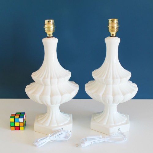 Pareja de lámparas de cerámica de Manises. Cerámica blanca, modelo pagoda. Vintage 50s-60s.