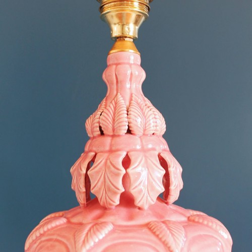 Lámpara de cerámica de Manises, color rosa. Urna cubierta de hojas en relieve. Vintage años 50s- 60s.