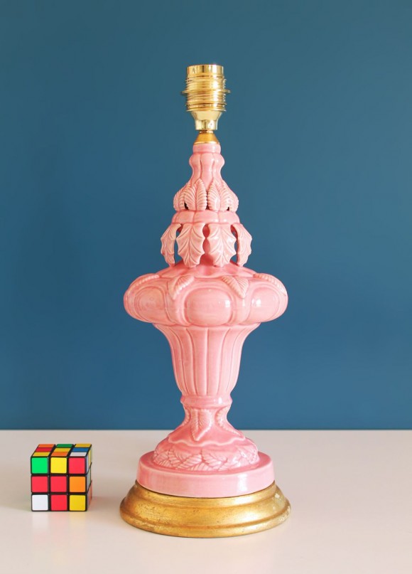 Lámpara de cerámica de Manises, color rosa. Urna cubierta de hojas en relieve. Vintage años 50s- 60s.