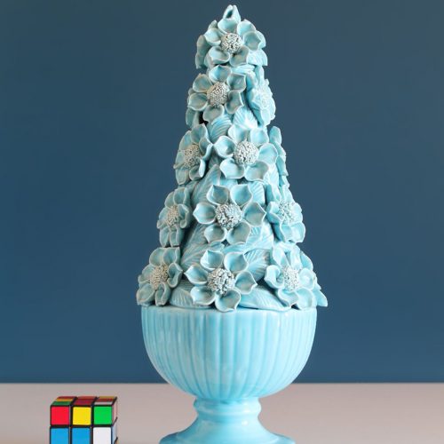 Centro o escultura de cerámica de Manises. Flores y hojas en color azul. Vintage 50s-60s.