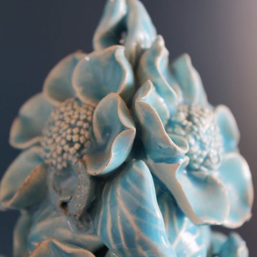 Centro o escultura de cerámica de Manises. Flores y hojas en color azul. Vintage 50s-60s.