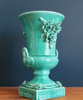 Jarrón o copa de cerámica de Manises. Azul turquesa, con flores y hojas. Vintage años 50-60.