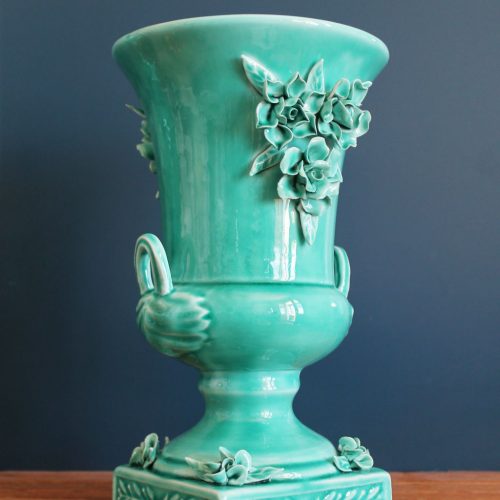 Jarrón o copa de cerámica de Manises. Azul turquesa, con flores y hojas. Vintage años 50-60.