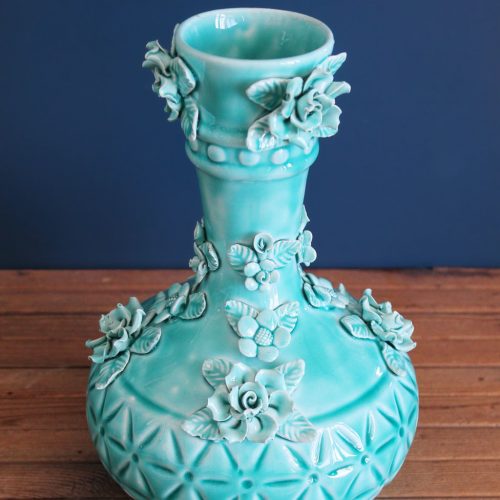Jarrón de cerámica de Manises. Azul turquesa, con flores y hojas. Vintage años 50-60.