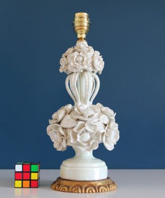 Lámpara de cerámica de Manises, blanca, con diseño de borlas de flores. Vintage 50s-60s.