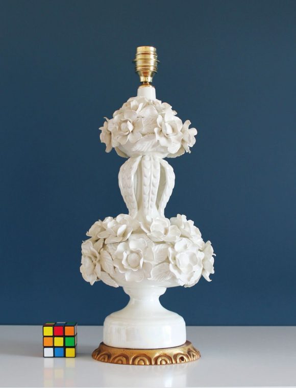 Gran lámpara de cerámica de Manises, blanca, con diseño de borlas de flores. Vintage 50s-60s.