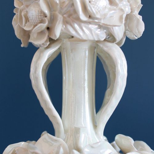 Lámpara de cerámica de Manises, blanca, con diseño de borlas de flores. Vintage 50s-60s.
