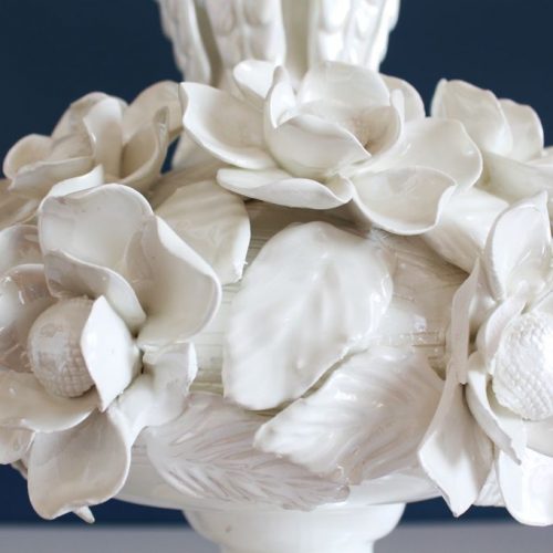 Gran lámpara de cerámica de Manises, blanca, con diseño de borlas de flores. Vintage 50s-60s.