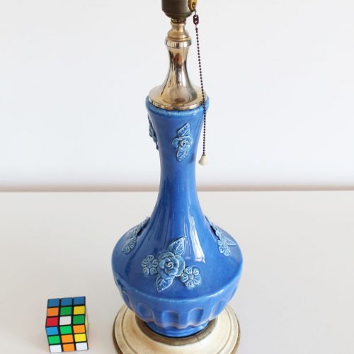 Lámpara de cerámica de Manises, azul con peana de madera policromada. Vintage 50s-60s.
