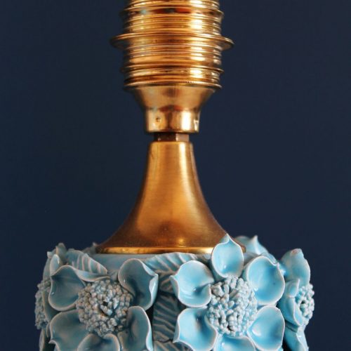 Lámpara de cerámica de Manises. Flores y hojas en color azul. Base de madera dorada. Vintage 50s-60s.