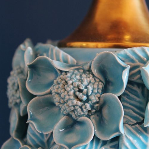 Lámpara de cerámica de Manises. Flores y hojas en color azul. Base de madera dorada. Vintage 50s-60s.