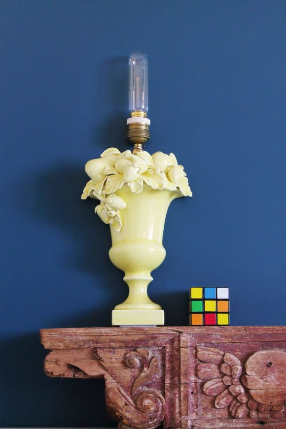 Aplique o lámpara de pared de cerámica de Manises. C. Hispania. Copa con frutas y hojas. Vintage 50s-60s.