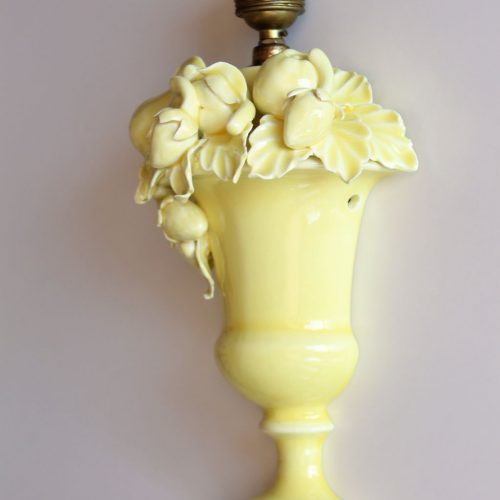 Aplique o lámpara de pared de cerámica de Manises. C. Hispania. Copa con frutas y hojas. Vintage 50s-60s.