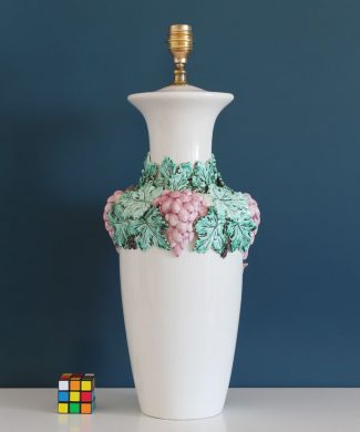 Gran lámpara de cerámica de Manises, blanca con uvas y hojas de parra. Vintage 60s-70s.