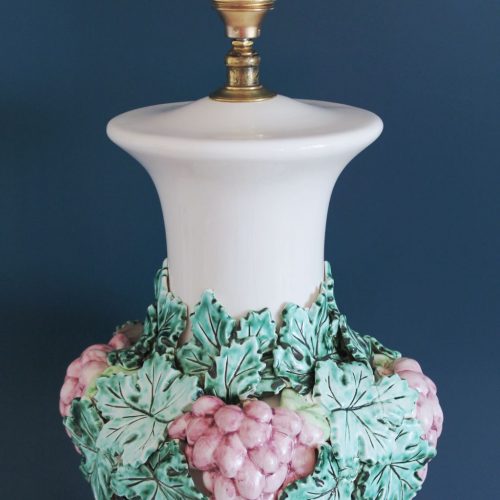 Gran lámpara de cerámica de Manises, blanca con uvas y hojas de parra. Vintage 60s-70s.