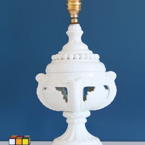 Lámpara de cerámica de Manises, de color blanco y base de madera dorada. Vintage 50s-60s.