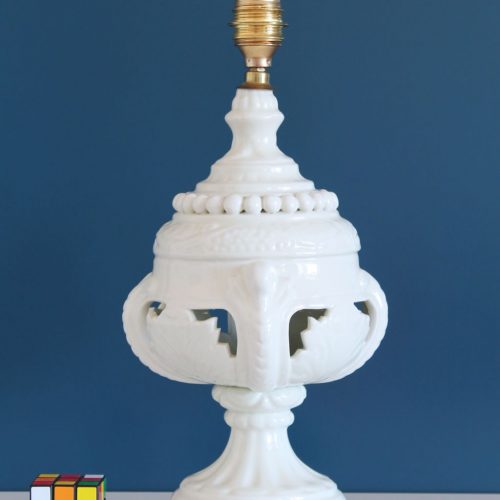 Lámpara de cerámica de Manises, de color blanco y base de madera dorada. Vintage 50s-60s.