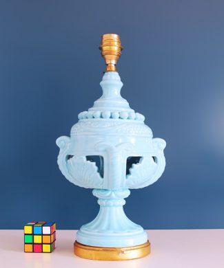 Lámpara de cerámica de Manises, de color azul y base de madera dorada. Vintage 50s-60s.