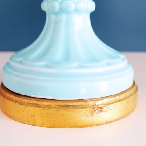 Lámpara de cerámica de Manises, de color azul y base de madera dorada. Vintage 50s-60s.