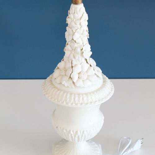 Lámpara de cerámica de Manises. Cerámicas Casés. Blanca con flores. Vintage 50s-60s.