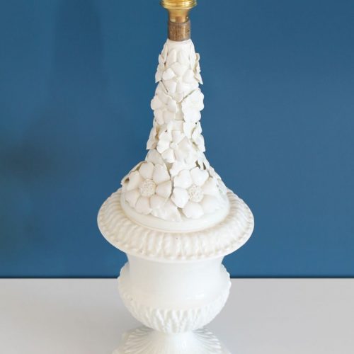 Lámpara de cerámica de Manises. Cerámicas Casés. Blanca con flores. Vintage 50s-60s.