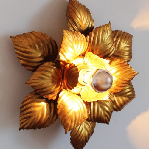 Lámpara flor de techo o aplique de pared en forja dorada. Vintage años 80s.