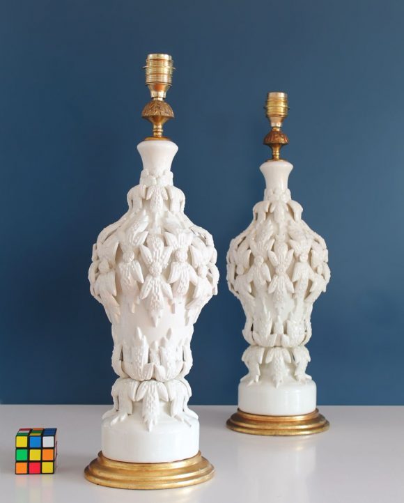 Excelente pareja de lámparas de cerámica blanca de Manises, C. Bondía. Vintage años 50s-60s.