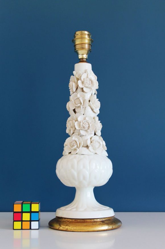 Lámpara de cerámica de Manises. Cerámicas Hispania. Blanca con flores. Vintage 50s-60s.
