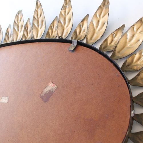 Espejo sol con diseño de hojas, forja dorada. Vintage años 60.