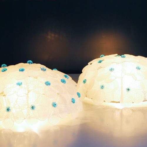BAROVIER & TOSO - Exquisita pareja de lámparas de cristal de Murano, con flores blancas y azules, vintage.