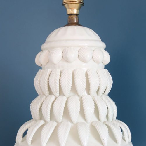 Espectacular lámpara de cerámica de Manises, Bondía. Cerámica blanca con conchas y hojas. Vintage 50s-60s.