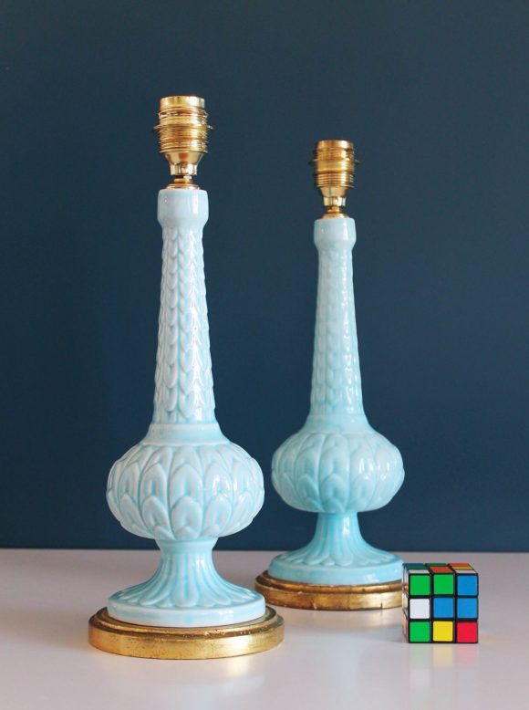 Pareja de lámparas de cerámica de Manises. Color azul y base de madera dorada. Vintage 50s-60s.