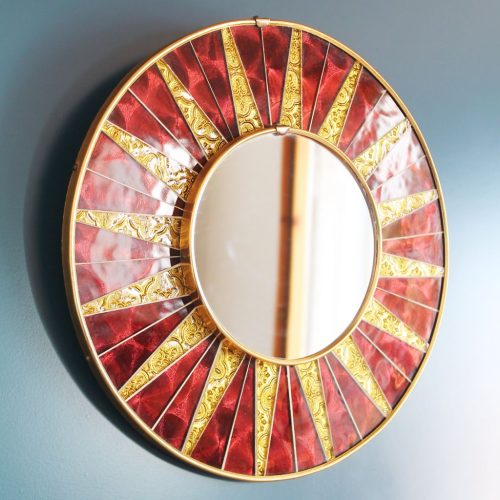Espejo sol con marco de mosaico. Piezas de cristal espejado en color púrpura y dorado. Vintage 60s.