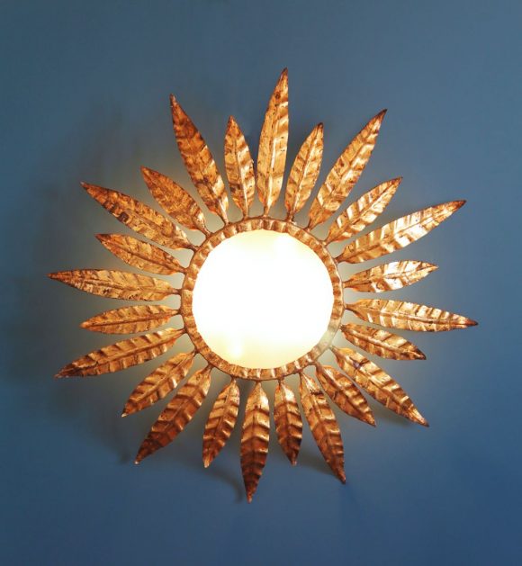 Lámpara sol o aplique de pared en forja dorada al pan de oro, convertible en espejo retroiluminado. Vintage años 60s.