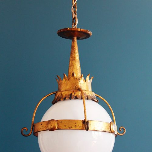 Lámpara de techo en forja dorada y globo de cristal blanco. Vintage años 60s.