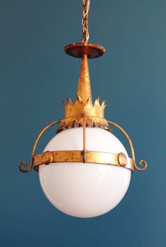 Lámpara de techo en forja dorada y globo de cristal blanco. Vintage años 60s.