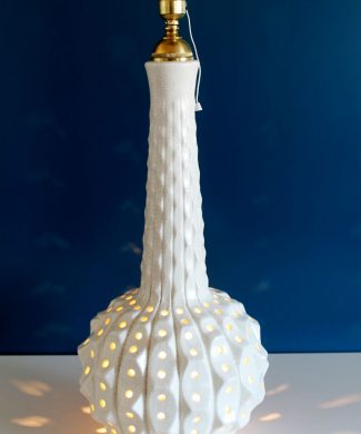 Gran lámpara de cerámica de Manises con iluminación interior. Cerámica blanca de efecto craquelado. Vintage 60s.