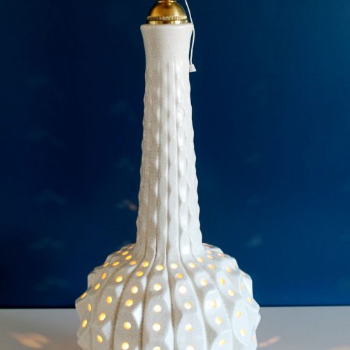 Gran lámpara de cerámica de Manises con iluminación interior. Cerámica blanca de efecto craquelado. Vintage 60s.