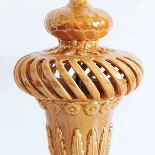 Gran lámpara de cerámica calada de Manises en color caramelo, vintage años 50-60.