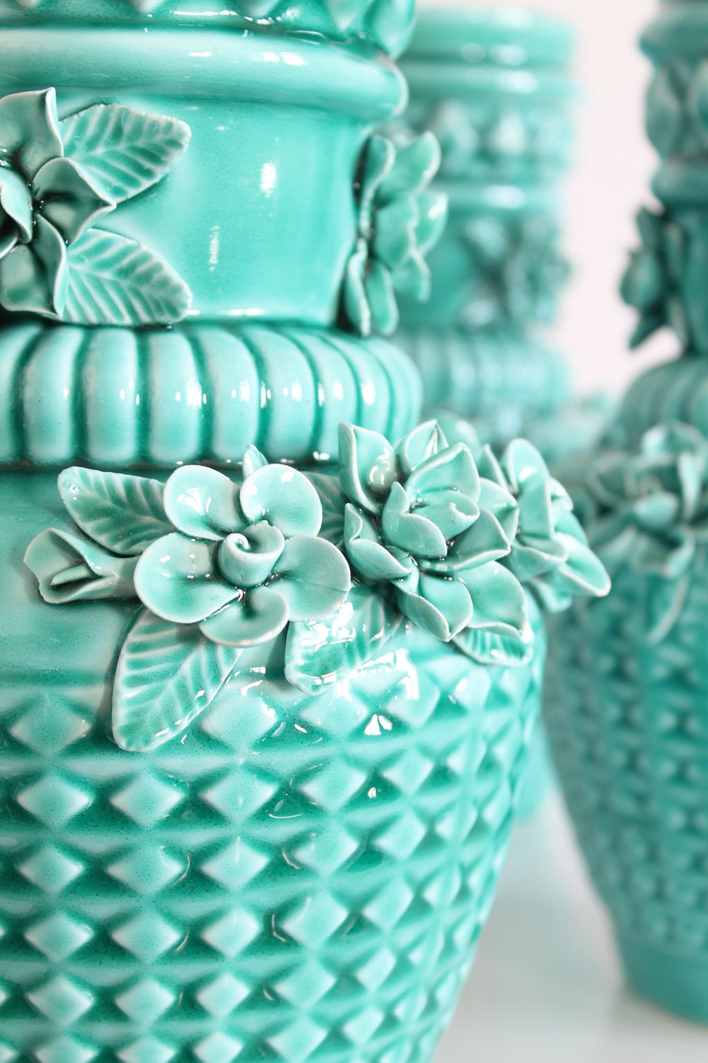 Jarrón de cerámica de Manises. Azul turquesa, con flores y hojas. Vintage  años 50-60. - /
