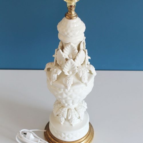 Lámpara de cerámica de Manises, Bondía. Vintage 50s-60s. Cerámica blanca y peana de madera dorada.