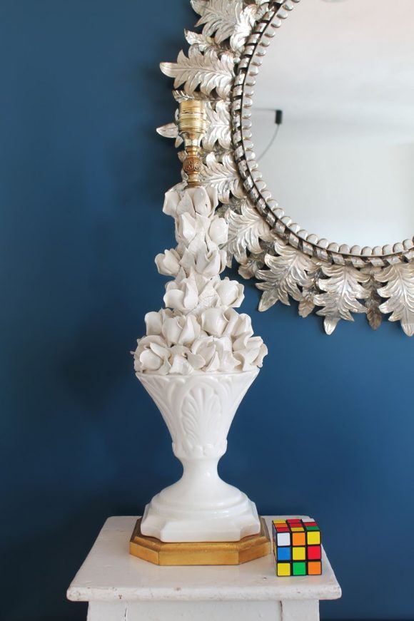 Exquisita lámpara de cerámica de Manises. Blanca con capullos de rosa. Vintage 50s-60s.