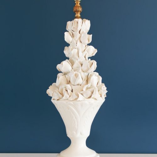 Exquisita lámpara de cerámica de Manises. Blanca con capullos de rosa. Vintage 50s-60s.
