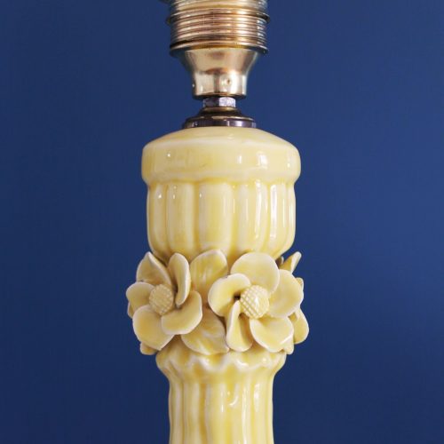 Lámpara de cerámica de Manises. Cerámica amarilla, flores y hojas. Vintage años 50s-60s.
