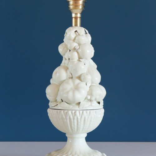 Lámpara de cerámica de Manises en color blanco roto. Copa con frutas y hojas. Vintage años 50s-60s.