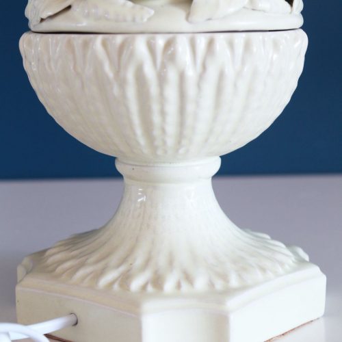 Lámpara de cerámica de Manises en color blanco roto. Copa con frutas y hojas. Vintage años 50s-60s.
